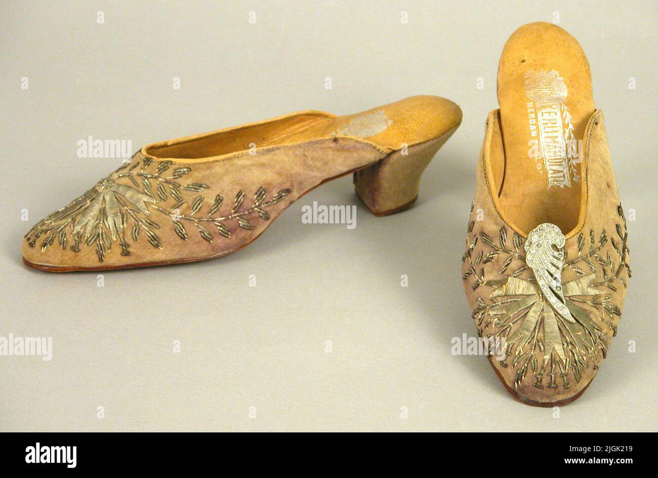 Scarpa con tacco a zeppa, velluto sulla parte superiore e sul tallone. Decorazioni floreali e twig di fili metallici. Rivestimento interno completamente in pelle. Sul pattino sinistro è presente una fibbia in metallo rimovibile con pietre di vetro a terra. Timbro dell'azienda in suola: Istanbul Yerlimamulati, Mercan Terlikcil. Le scarpe sono molto sbiancate, il colore originale è stato viola. Sotto è scritto E.H. 1928. ELIN Holgersson, sposò Bengtssongåva 1994 da Ingrid Dahlström, Ystad. Appendice alla raccolta BLM 23423-23457 Foto Stock