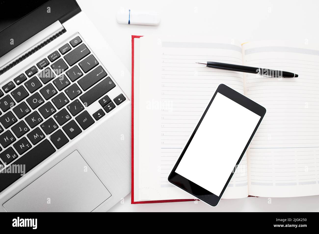 Smartphone con schermo vuoto su tutto l'ufficio Foto Stock