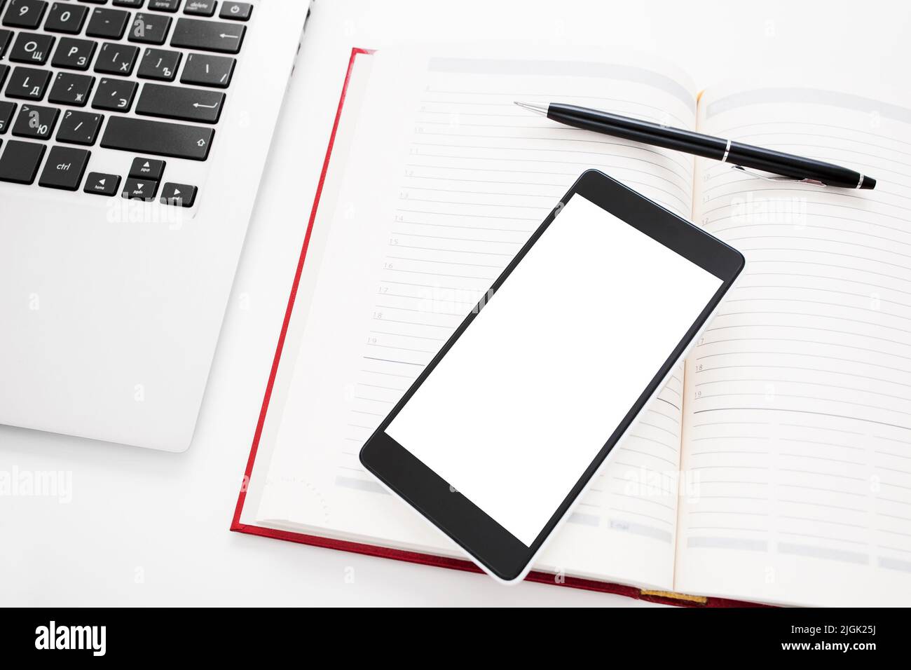 Smartphone con schermo vuoto su tutto l'ufficio Foto Stock