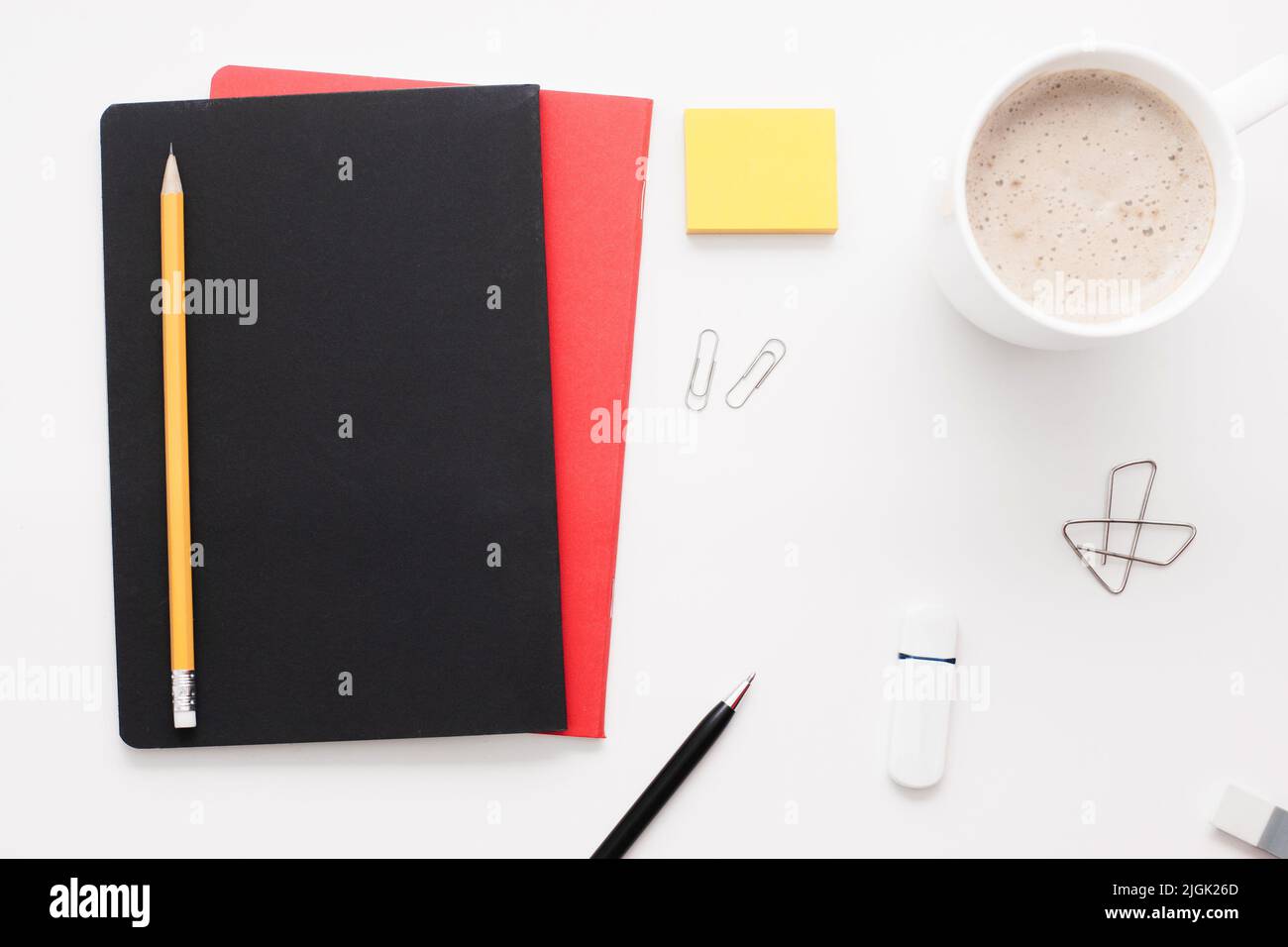 Materiale per impiegati su sfondo bianco, piatto Foto Stock