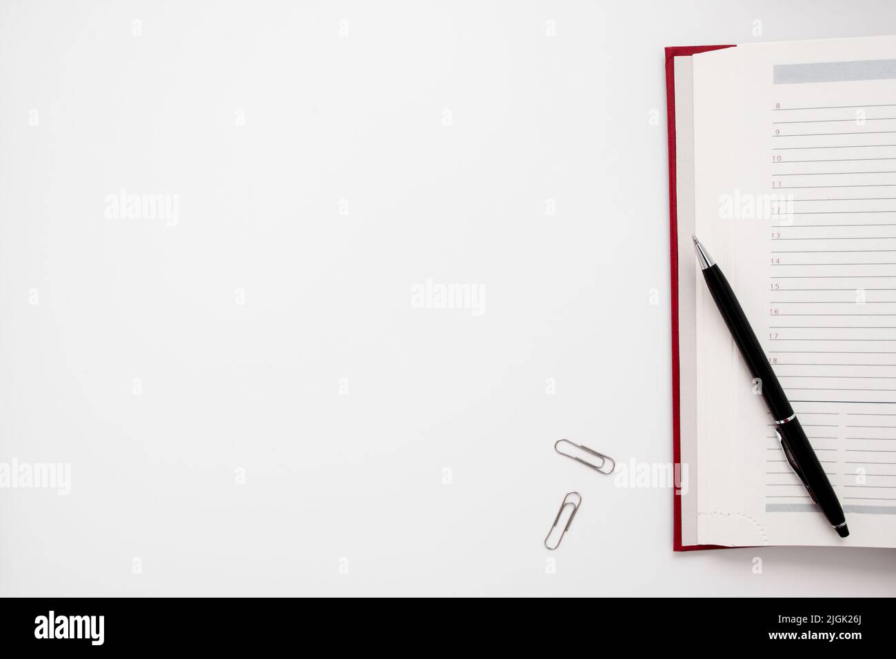 Spazio libero per il notebook vuoto con penna e clip Foto Stock