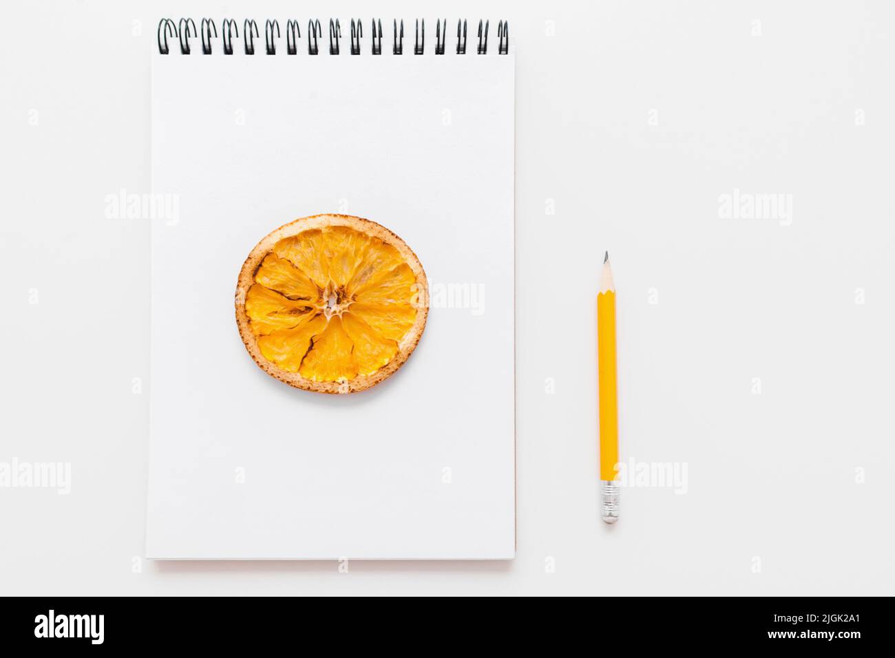 Immagine secca di limone in blocco note, matita, spazio libero Foto Stock