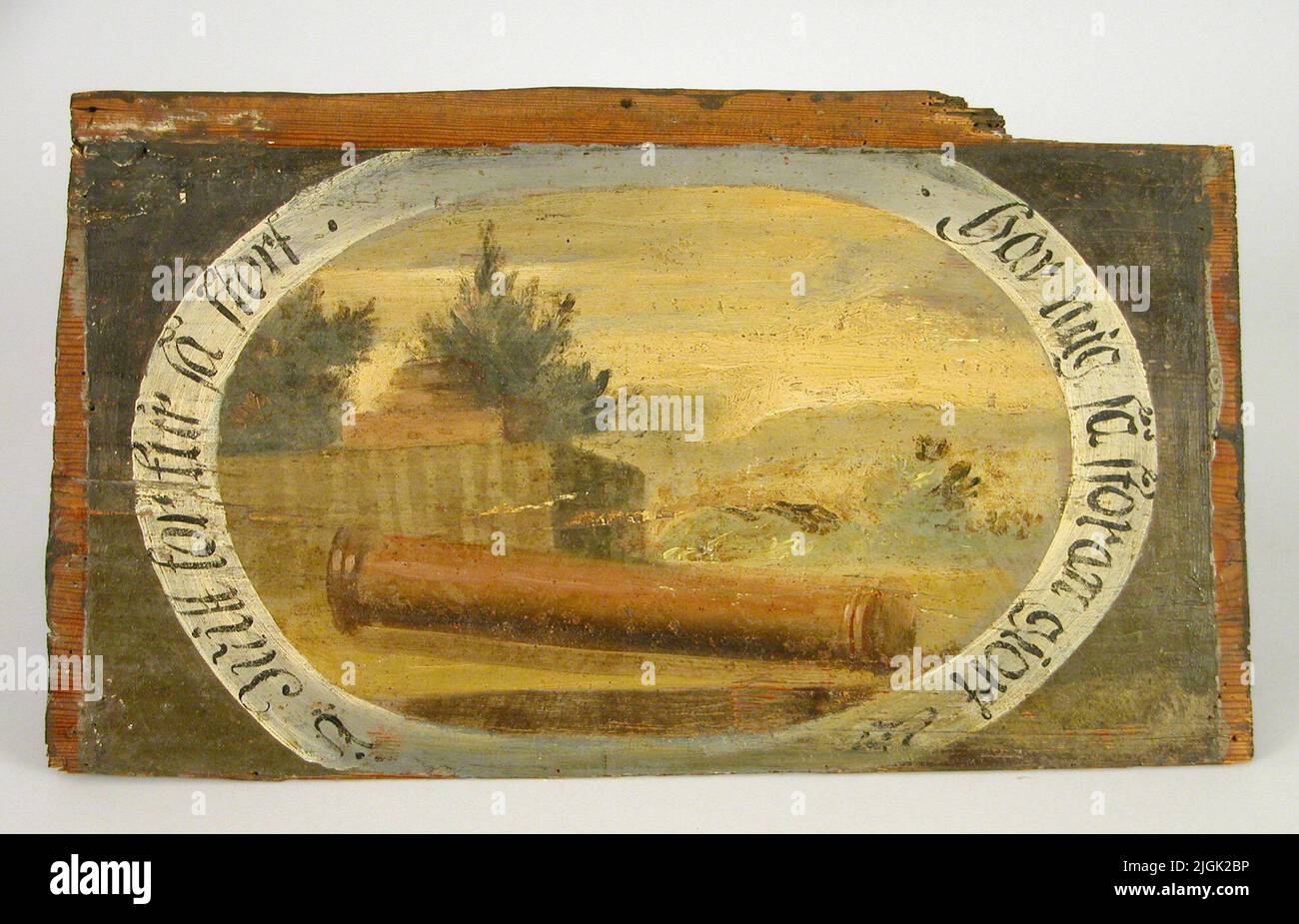 Väggmålning dipinto ad olio su legno (uno dei sette). I pilastri delle colonne in ovale con il testo: In mezzo al pino, mi hanno così grande. 510 x 320 mm (senza telaio). Aggiunto alla demolizione di 'Fehrs Farm' kv. Kanonen 5, V. Prinsgatan 35, 1948. Siediti sotto il tetto in una delle camere. Altri dipinti / un totale di 33) Vedi l'Archivio fotografico: Karlskrona, kv. Il cannone. Foto Stock