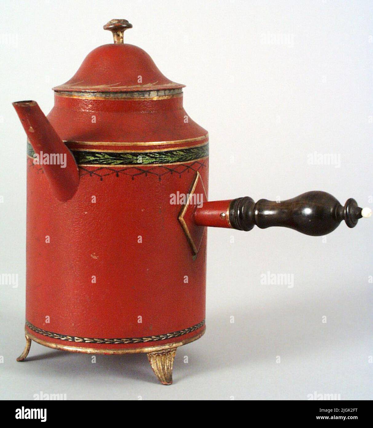Kaffekanna caffettiera in teglia laccata rossa con tavolo in oro e nero. Sotto il fondo contrassegnato: O. Richman, Falun e Sandsberg. Forma cilindrica diritta, bruciata con una piccola sezione di spalla inclinata all'estuario. (Inizio 19th secolo?) Segnale acustico diretto, verso l'alto e di seduta alta. Agitare dritto da un lato in lamiera e girare legno marrone scuro, piccola palla bianca gamba alla fine. Tre piccoli piedi di riferimento color oro. Coperchio con germoglio color oro. Tabella dei motivi: Sul coperchio, sotto la spalla, sul fondo dell'oro, nero o verde. Acquistato nel 1907 da Handl. Cl Wollins Sterbhus. Foto Stock