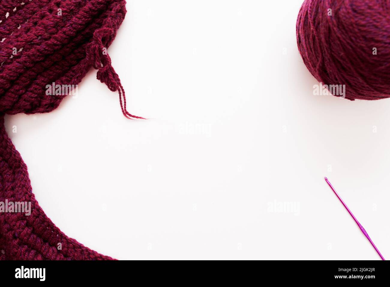 Sciarpa in maglia di vino con filo e crochet Foto Stock