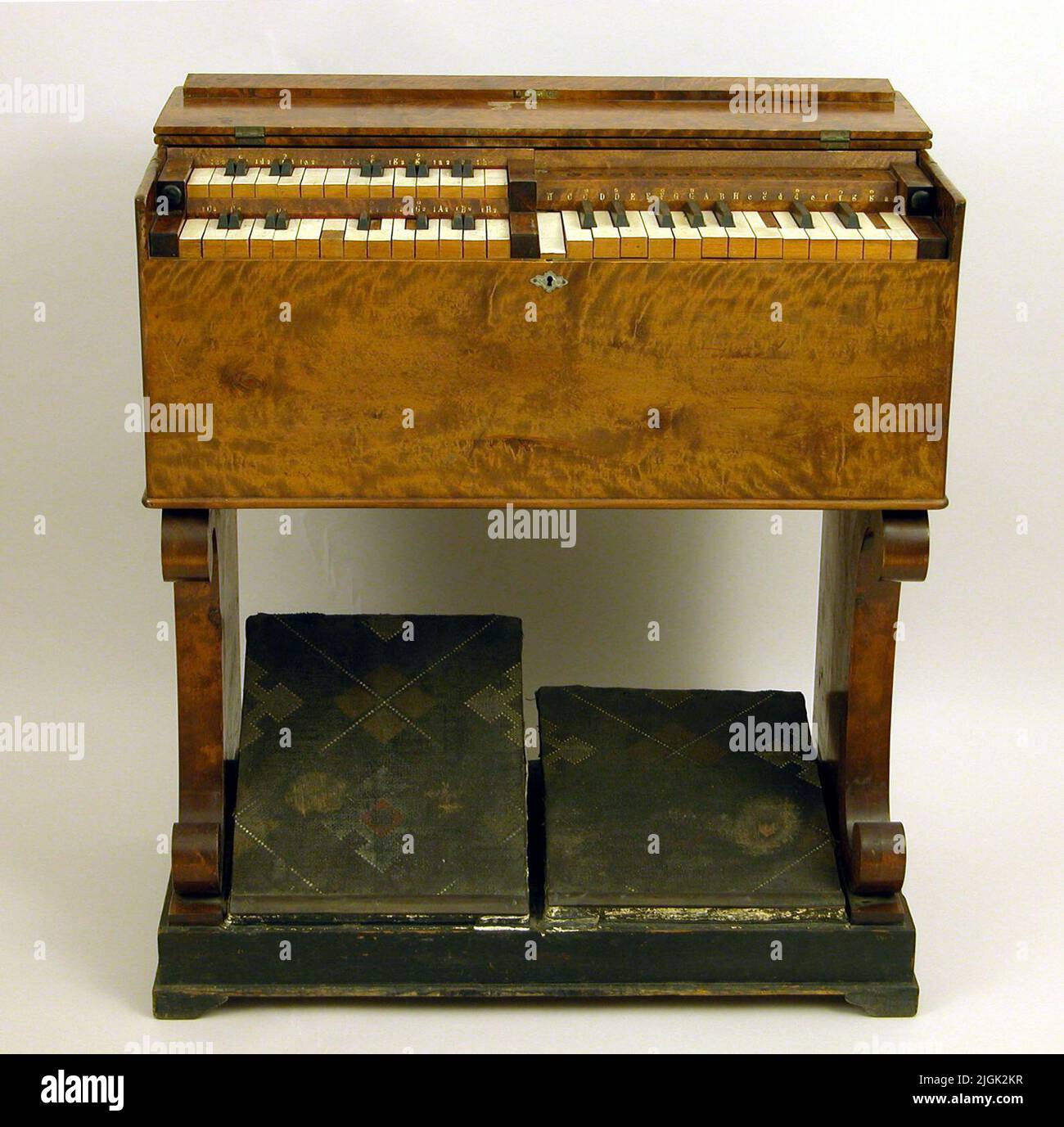 Organo della camera Orgel. Armonio. Tre manuali. Due soffietti a pressione, condotti d'aria sui lati. I tramps sono rivestiti con un tappeto in sughero a griglia. Realizzato intorno al 1866. È appartenuto alla cura povera in Karlskrona. La deposizione nel 1922 da parte della povera cura nel Karlskrona.orgeln è prodotta da Andreas Jönsson Åberg (1815-1890). Attivo nel sud della Svezia, nato a Kristianstad, un organista di epoca a Hjortsberga e dal 1870s residente a Karlskrona. Oltre alla costruzione di organi, Åberg si occupa anche della produzione di armonio. Inventò nel 1860s uno strumento con una lingua passante, chiamata 'symphonone', Foto Stock