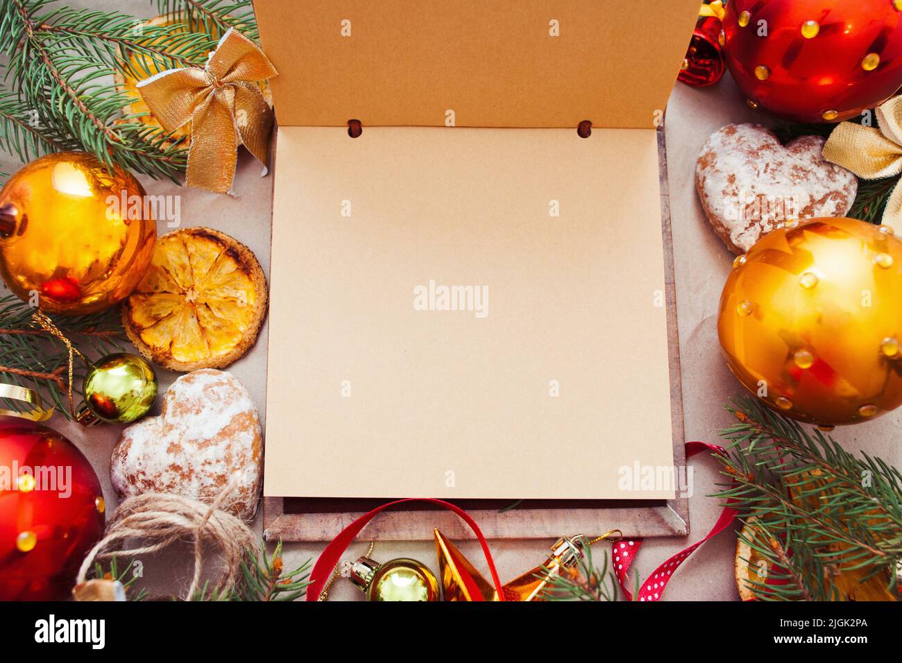 Libro di schizzo vuoto con attributi di Natale Foto Stock