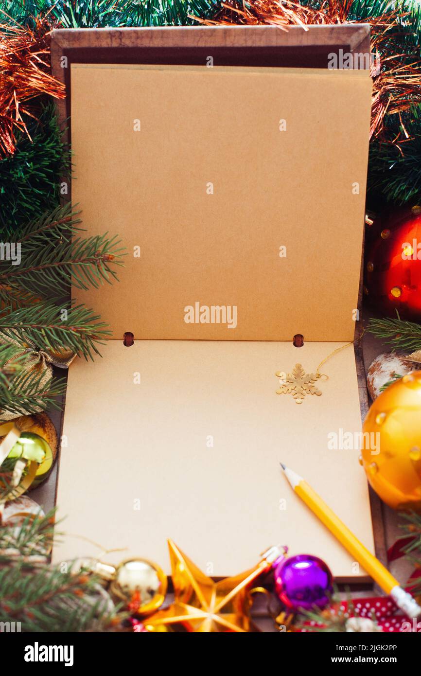 Sketchbook vuoto con fiocco di neve dorato, cornice natale Foto Stock