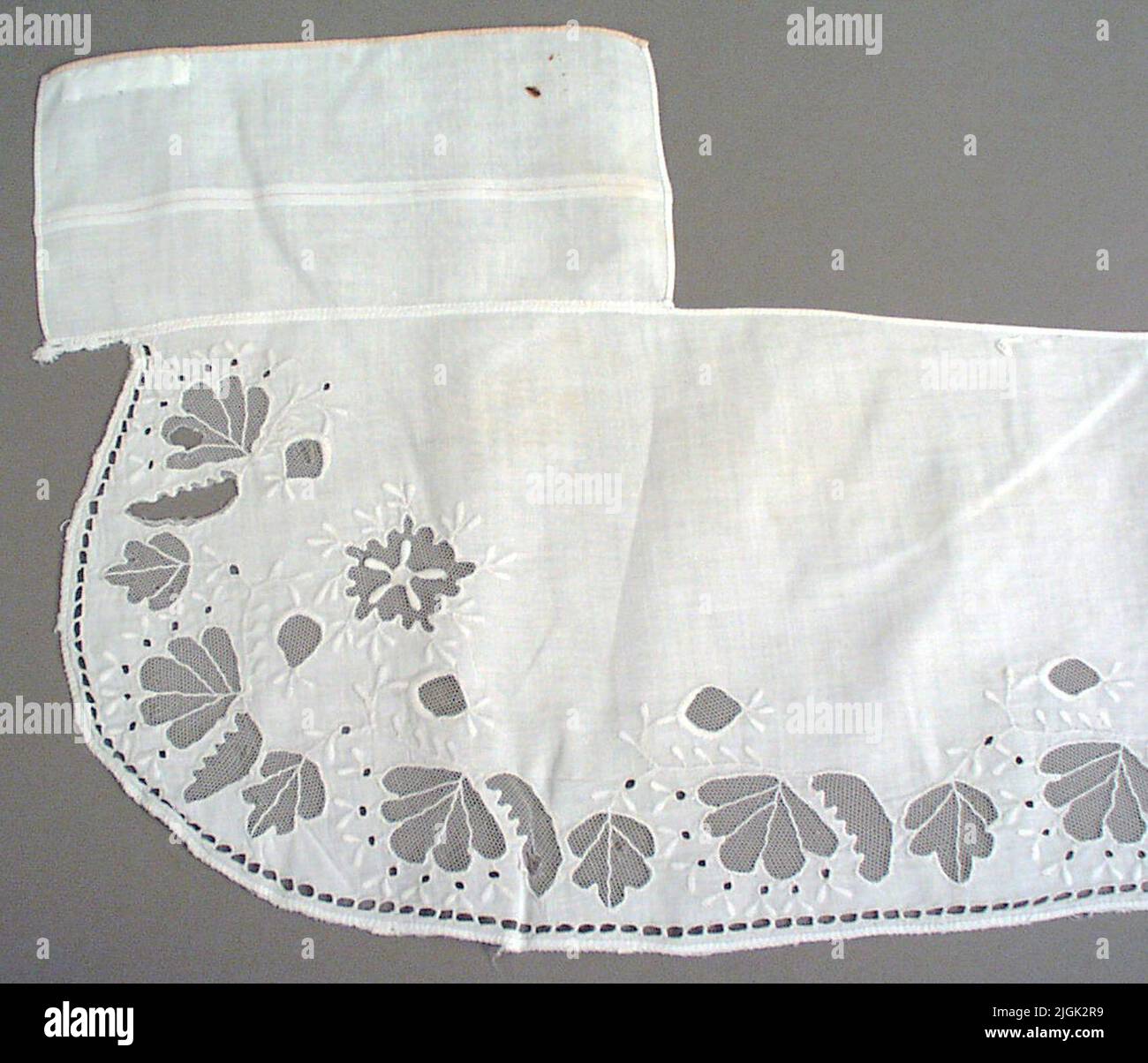 Krage angoli arrotondati, lungo il bordo ricamo inglese, tulle fondo, punta del mantello al bordo rimosso. Ricamato a mano. Da Skägeryds Gård, Fågelmara, Kristianopel sn. Appartiene all'onnipotente. Regalo nel 1996 di Birgitta Pettersson, Fågelmara Foto Stock