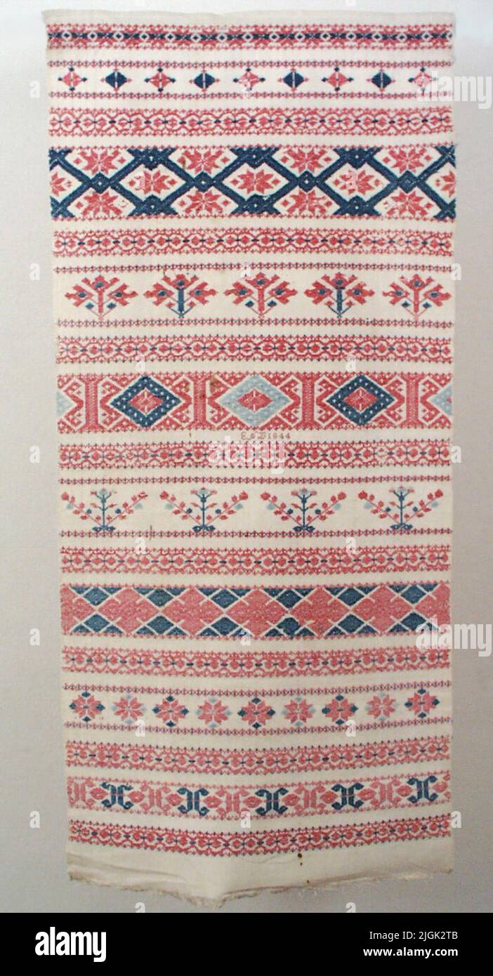 Hängkläde clip di aggancio in tessuto di lino bianco. Disegno di bordo tessuto, fiori, piazze e stelle in rosso e blu, in fondo una frangia della curvatura. Nel mezzo etichettato: Fine 1844 hangs, 'costituito attrezzature al Borgströmma luogo estivo Ringö nella parrocchia di Lösens' dono di Millan Borgström 1952. Foto Stock