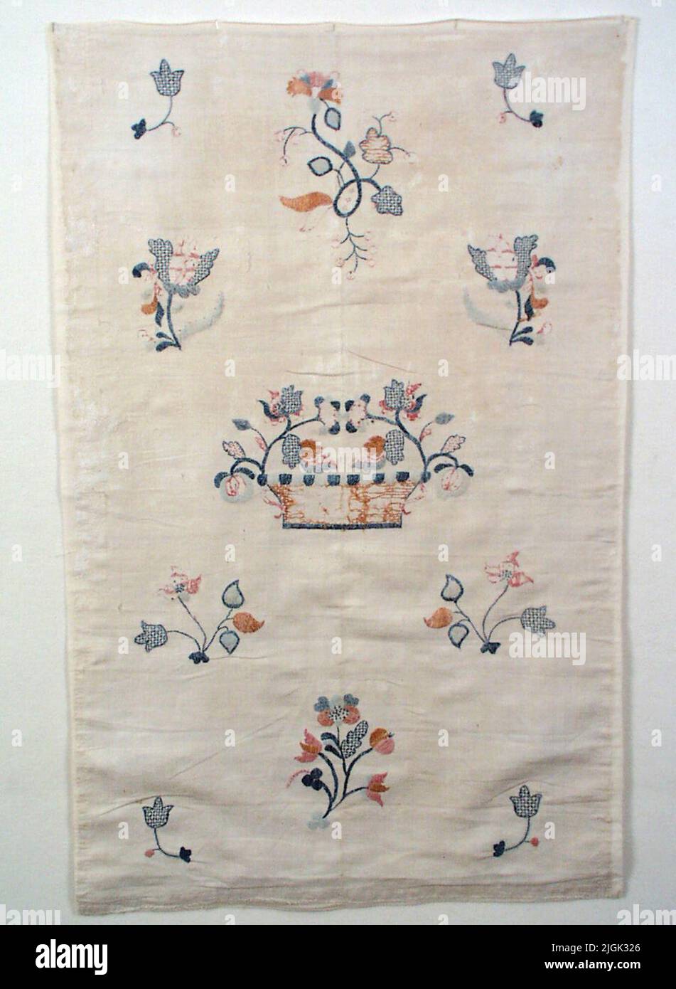 Hängkläde Hanging. Tessuto di lino ricamato con cotone e lino. Ricamo di candeggina in azzurro, blu scuro, rosa, rosso e bianco. Regalo 1983-10-08 da Ingrid Lindberg nato Beckström, Stoccolma. Foto Stock