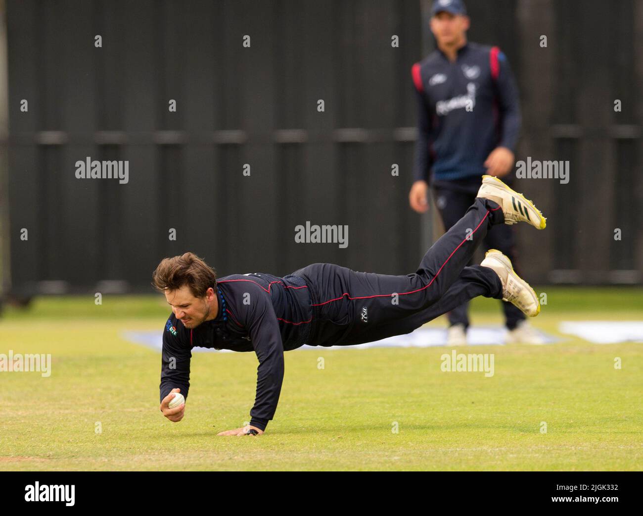 ICC Men's Cricket World Cup League 2 - Nepal v, Namibia. 10th luglio 2022. Il Nepal prende la Namibia nella ICC Men's Cricket World Cup League 2 a Cambusdoon, Ayr. PIC show: Grande fidarsi da Jan Nicolo Loftie-Eaton della Namibia, Credit: Ian Jacobs/Alamy Live News Foto Stock