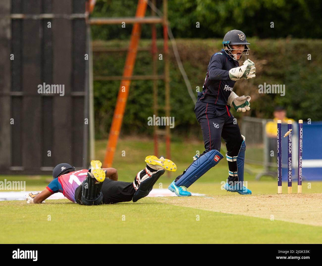 ICC Men's Cricket World Cup League 2 - Nepal v, Namibia. 10th luglio 2022. Il Nepal prende la Namibia nella ICC Men's Cricket World Cup League 2 a Cambusdoon, Ayr. PIC mostra: Namibia guardiano del cricket, Zane Green, celebra come NepalÕs Rohit Paudel è scappato per il 0 dal capitano Namibia, Merwe Erasmus. Credit: Ian Jacobs/Alamy Live News Foto Stock