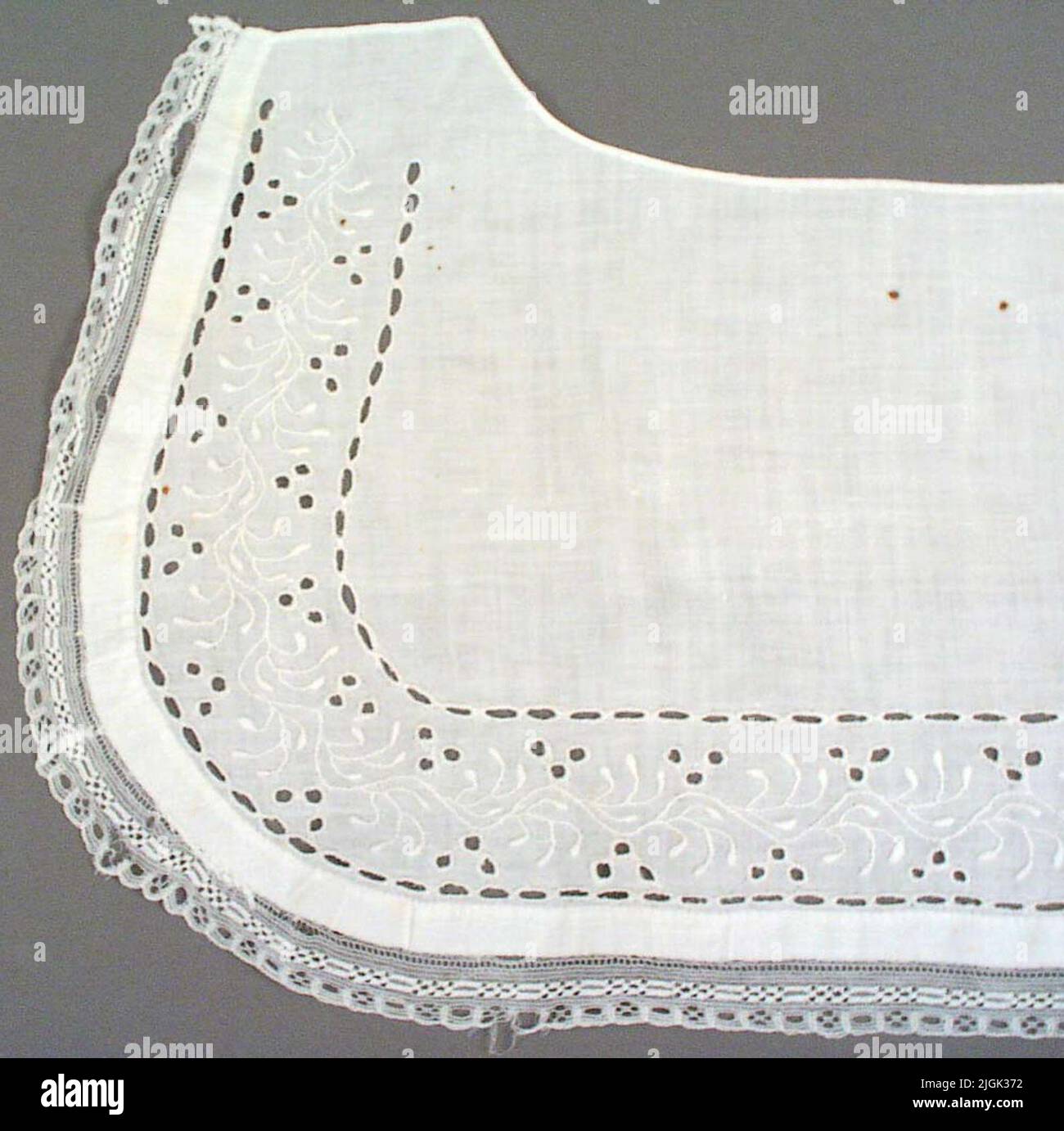 Colletto Krage Donna, grande, in tessuto di cotone bianco, ricamato e con pizzo ai bordi, angoli arrotondati. Ad elemosina. Acquistato nel 1901 a Handlanden Jöns Olsson a Torskors. Foto Stock