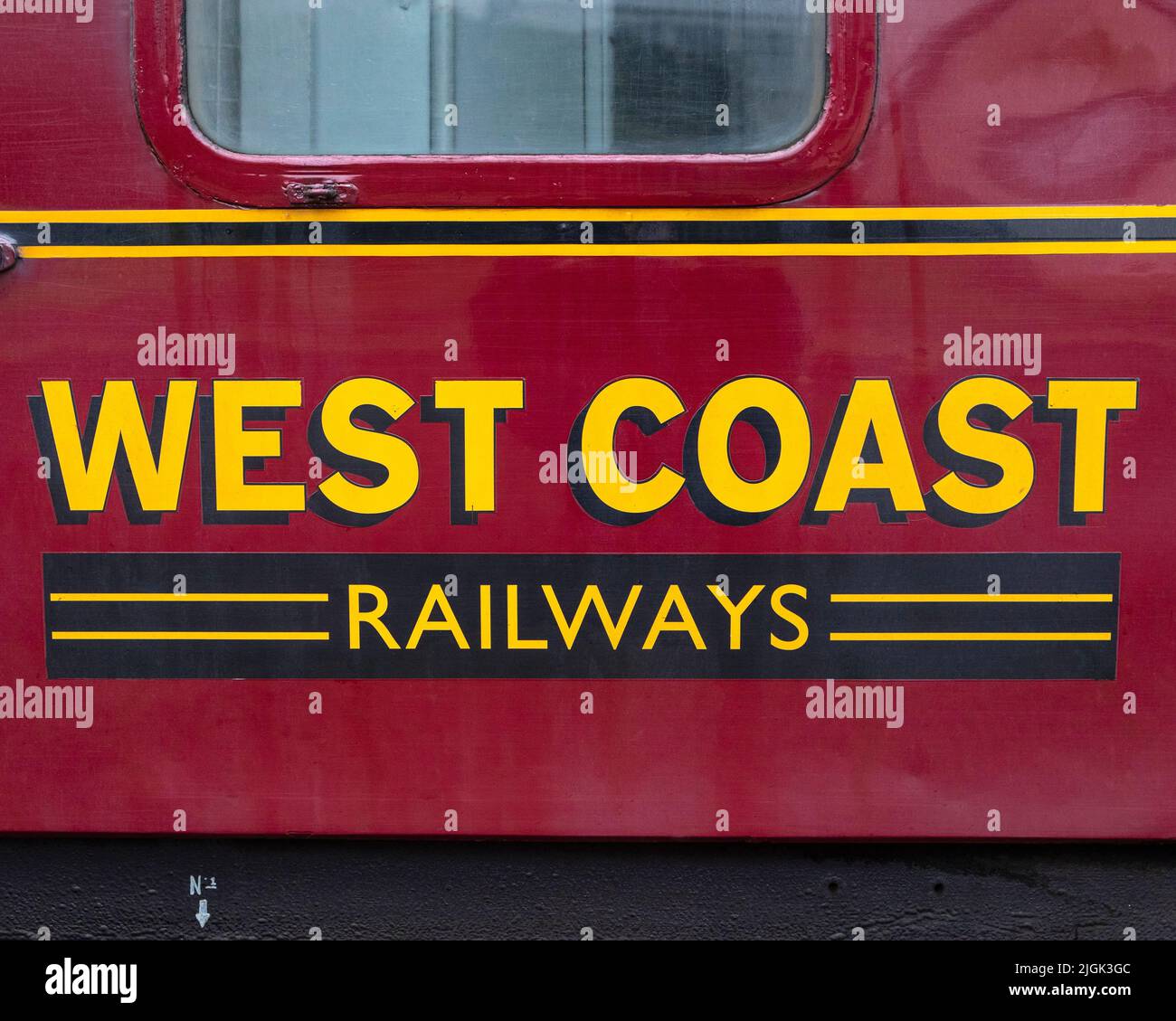 Scozia, Regno Unito - Ottobre 9th 2021: Il logo West Coast Railways sul famoso trasporto ferroviario Jacobite Express a Mallaig, Scozia. Foto Stock