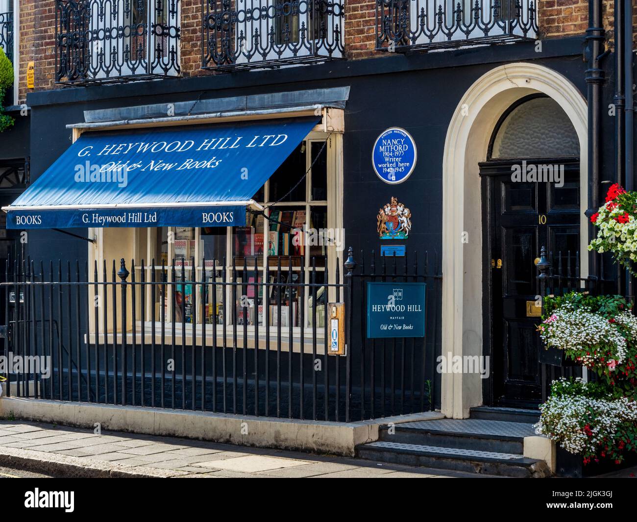 Heywood Hill Books Mayfair London. Libreria Heywood Hill al 10 Curzon Street Mayfair London con targa commemorativa di Nancy Mitford che ha lavorato qui. Foto Stock