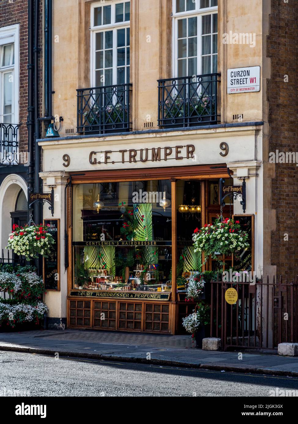 G F Trumper su Curzon St Mayfair London - George F Trumper o Geo.org. F. Trumper è un barbiere, parrucchiere e profumiere britannico fondato nel 1875 a Londra. Foto Stock