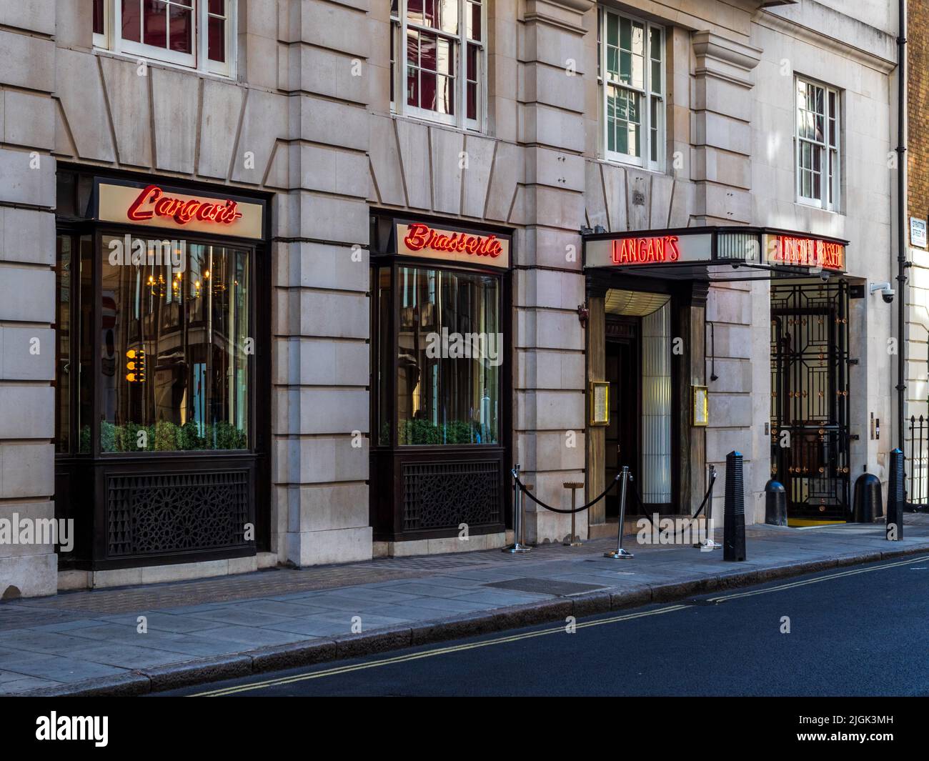 Langan's Brasserie ristorante di alta classe su Stratton Street a Mayfair, Londra. Aperto nel 1996 da Peter Langan in collaborazione con l'attore Michael Caine Foto Stock