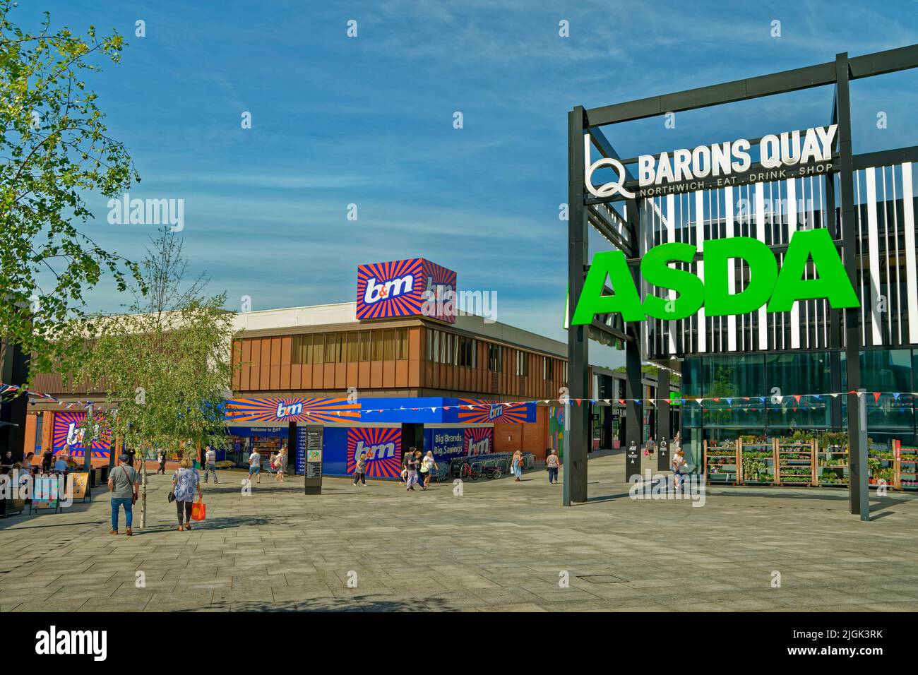 I negozi di Asda e B&M presso il nuovo sviluppo di Barons Quay nel centro di Northwich, Cheshire, Inghilterra, Regno Unito. B&M ha sostituito M&S nel corso del 2021. Foto Stock
