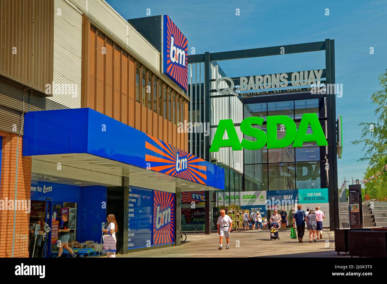 I negozi di Asda e B&M presso il nuovo sviluppo di Barons Quay nel centro di Northwich, Cheshire, Inghilterra, Regno Unito. B&M ha sostituito M&S nel corso del 2021. Foto Stock