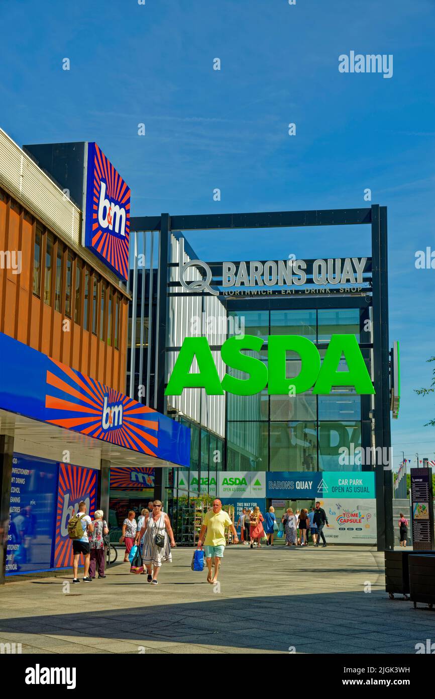 I negozi di Asda e B&M presso il nuovo sviluppo di Barons Quay nel centro di Northwich, Cheshire, Inghilterra, Regno Unito. B&M ha sostituito M&S nel corso del 2021. Foto Stock