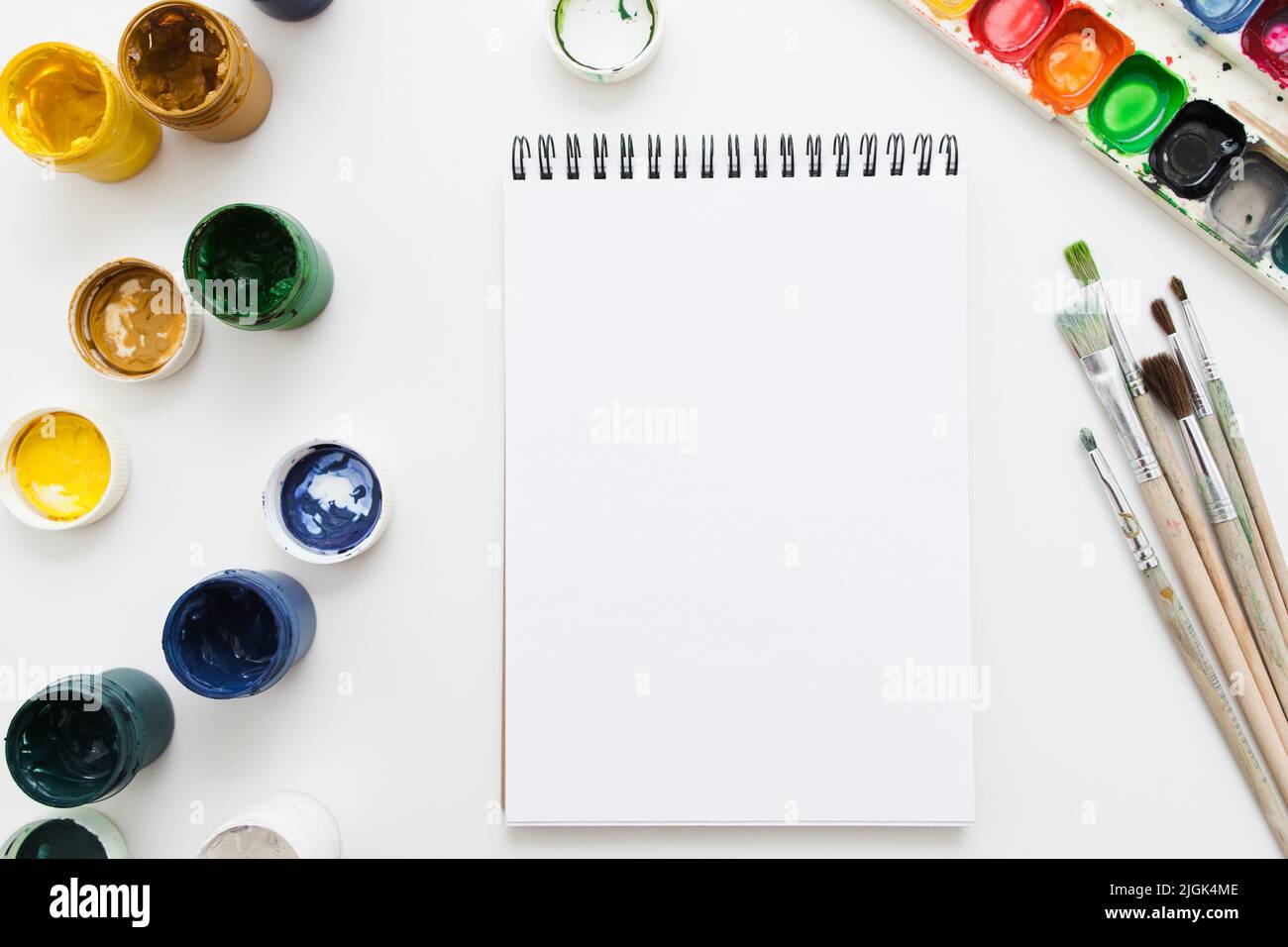 Taccuino vuoto con strumenti di disegno mockup piatto Foto Stock