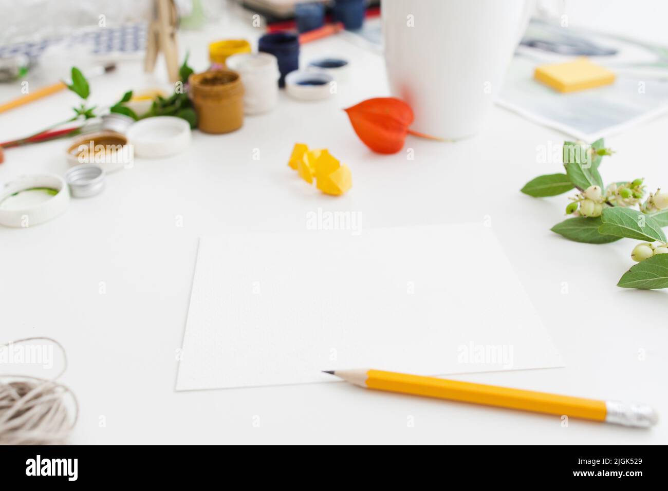Ambiente di lavoro dell'artista disordinato con strumenti, spazio libero Foto Stock