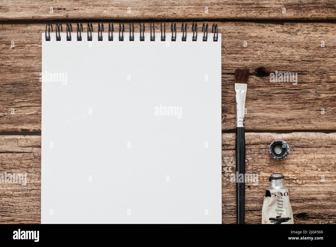 Utensili per disegnare su vecchio mockup di legno piatto Foto Stock