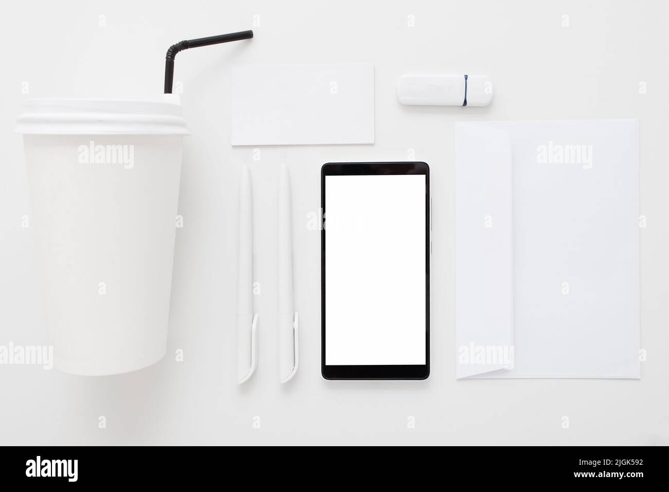 Smartphone con schermo vuoto e materiale per l'ufficio Foto Stock