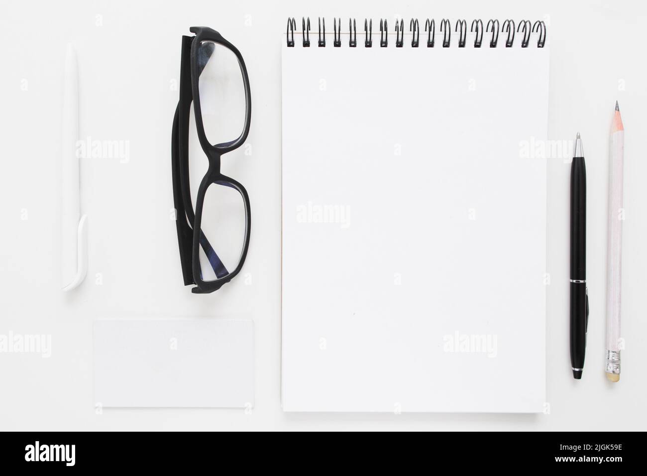 Taccuino vuoto con cancelleria e occhiali mockup Foto Stock