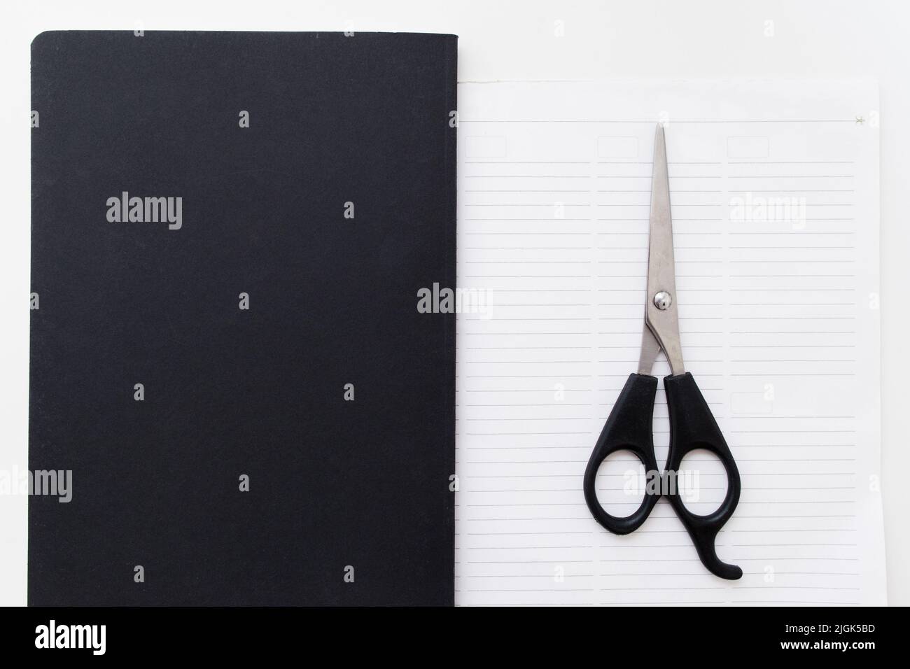 Le forbici sul blocco note vuoto si dispongono di spazio libero Foto Stock