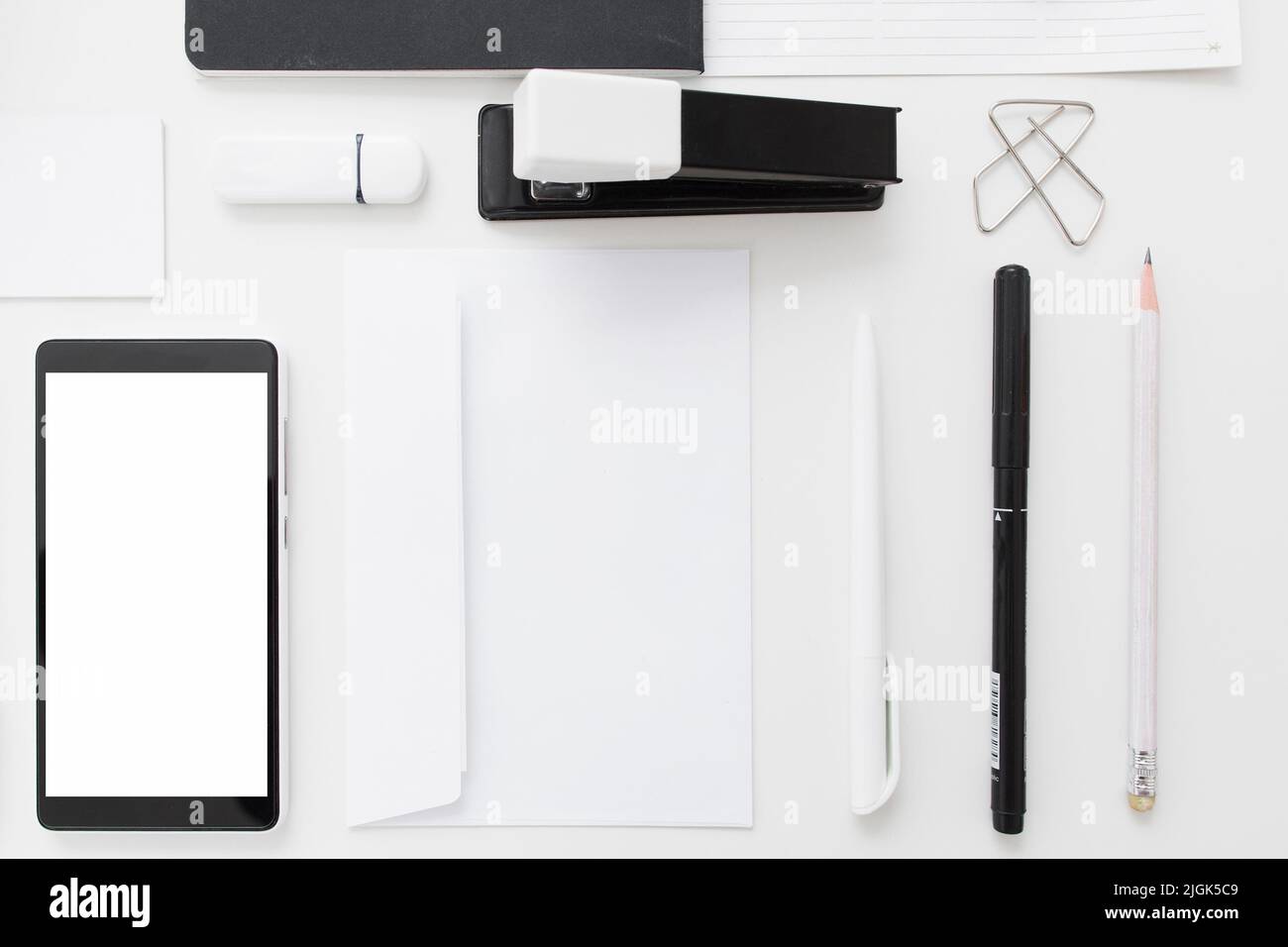 Smartphone vuoto con base di cancelleria piatta Foto Stock