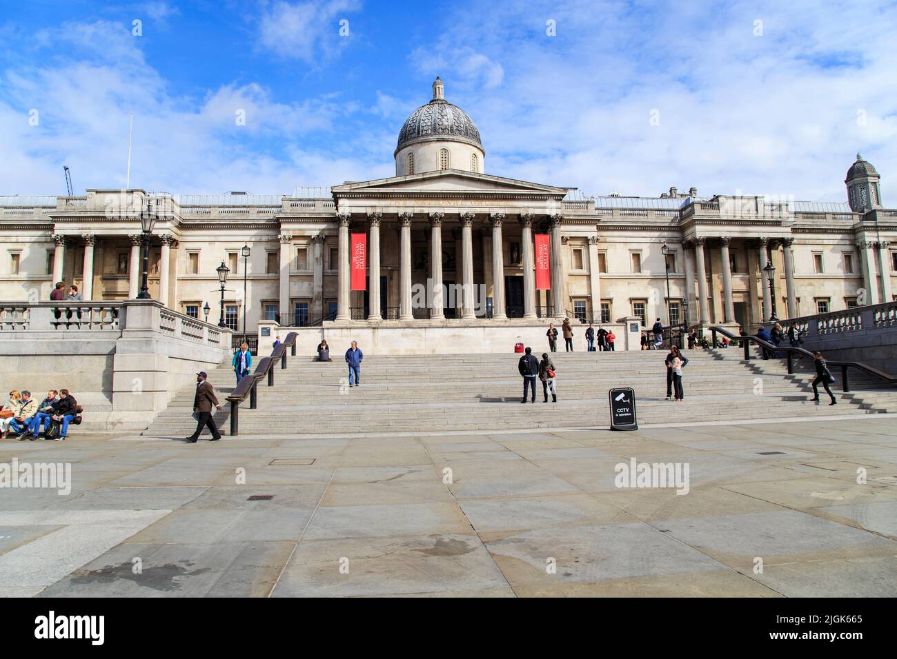 LONDRA, GRAN BRETAGNA - 12 MAGGIO 2014: Questo è l'edificio della National Gallery in Trafalgar Square. Foto Stock