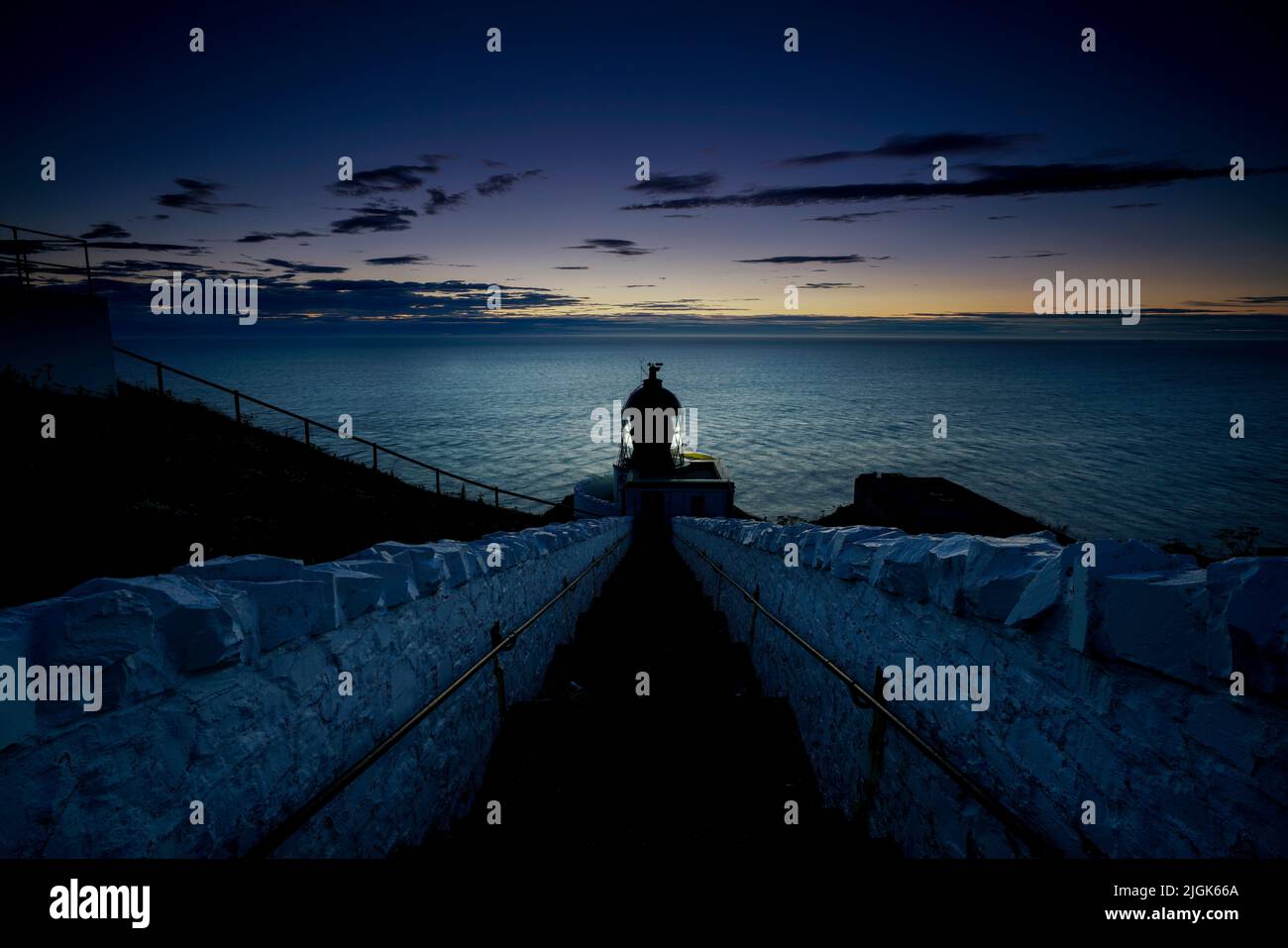 Faro di St Abbs all'ora blu. Situato nel Berwickshire, Scottish Borders, Scozia. Foto Stock