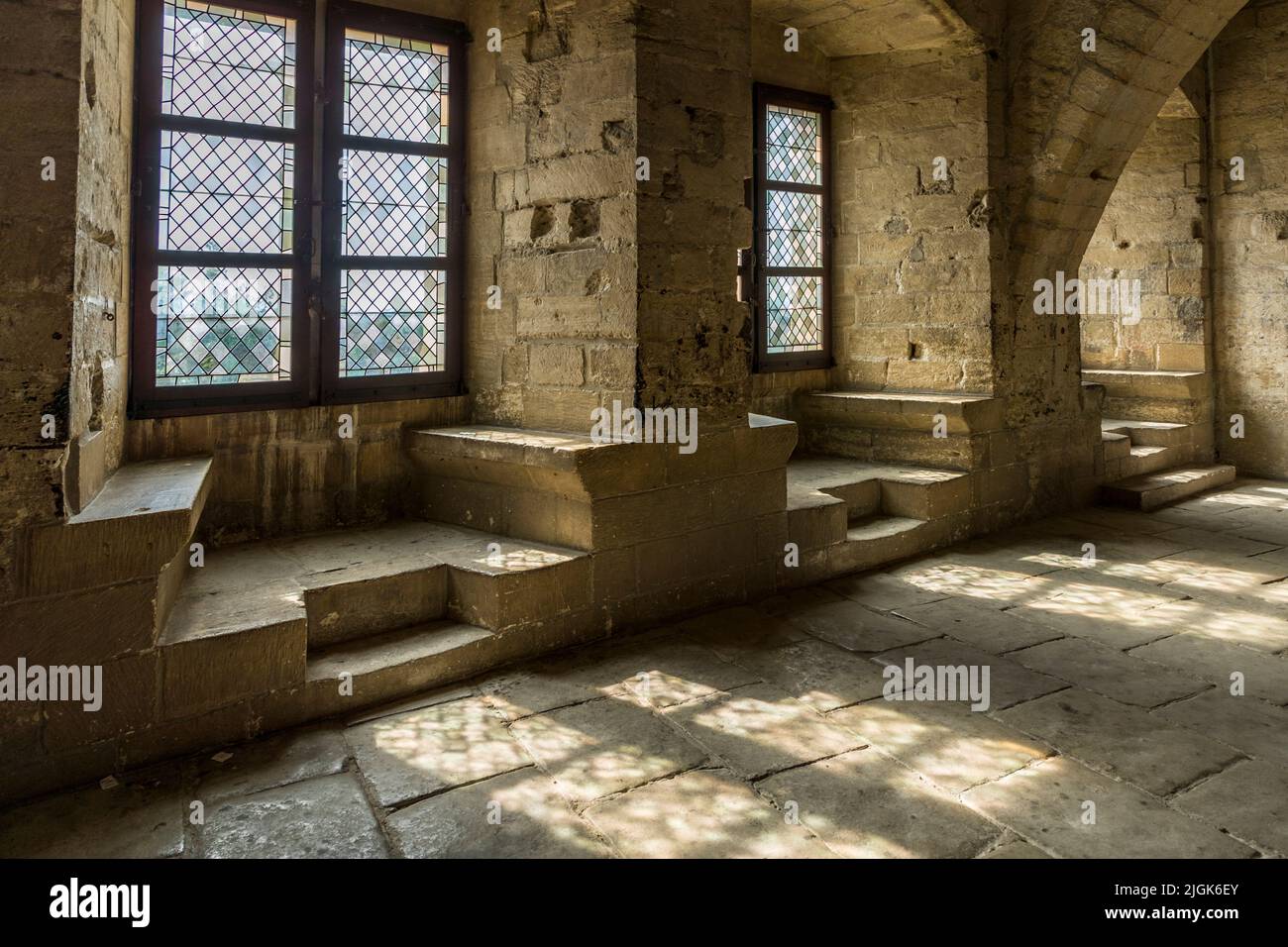 Panchine con finestra nel palazzo papale di Avignone, Francia Foto Stock