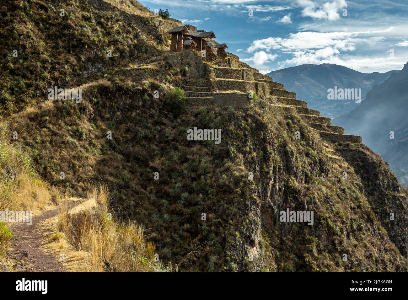 Edifici e terrazzi agricoli su una scogliera, rovine Pisac Inca, Pisac, Cusco, Perù Foto Stock