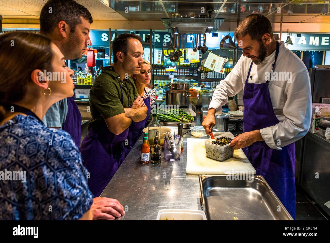 Jon Chiri racconta ai partecipanti del suo corso di cucina nella sala del mercato di Avignone, Francia, della sua passione per la cucina provenzale. Lo chef nato in America si concede anche tocchi della cucina del suo paese natale, gli Stati Uniti. Foto Stock
