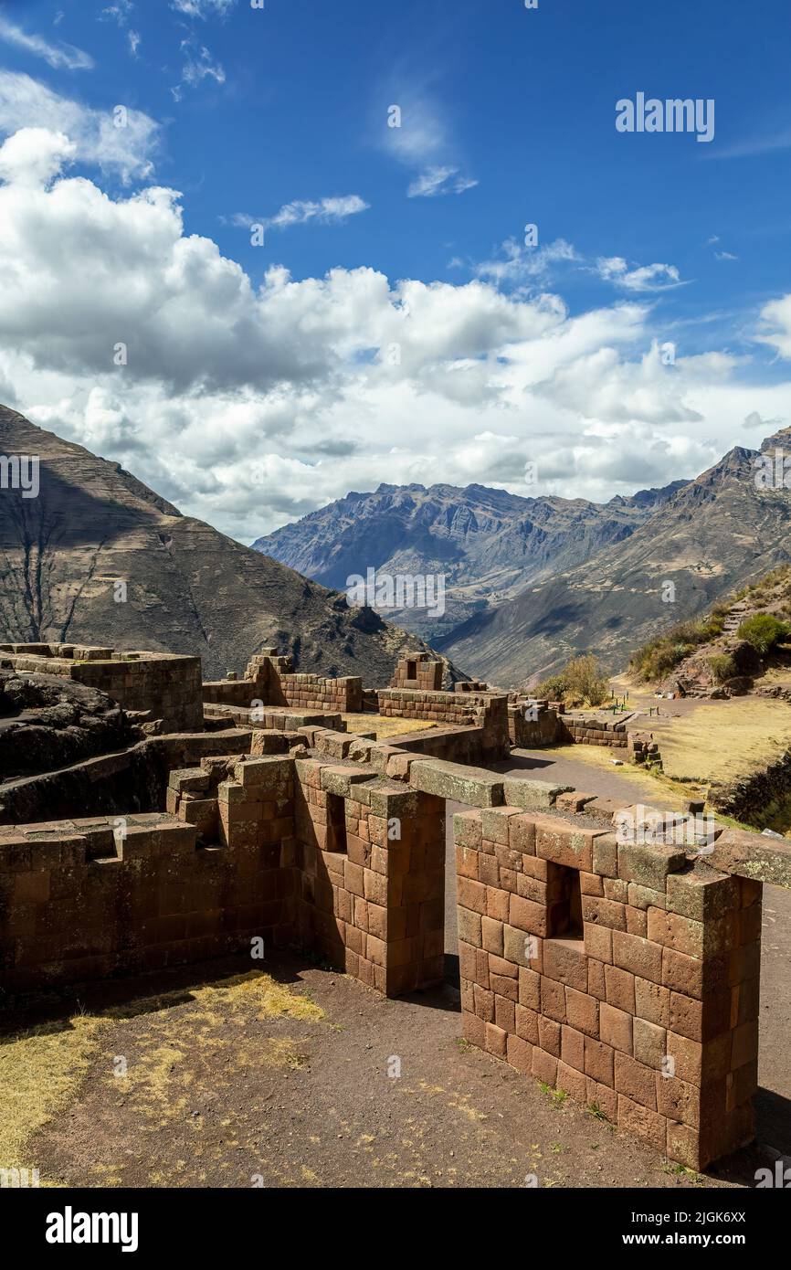 Edifici, settore Intihuatana (centro religioso e astronomico), rovine Pisac Inca, Pisac, Cusco, Perù Foto Stock