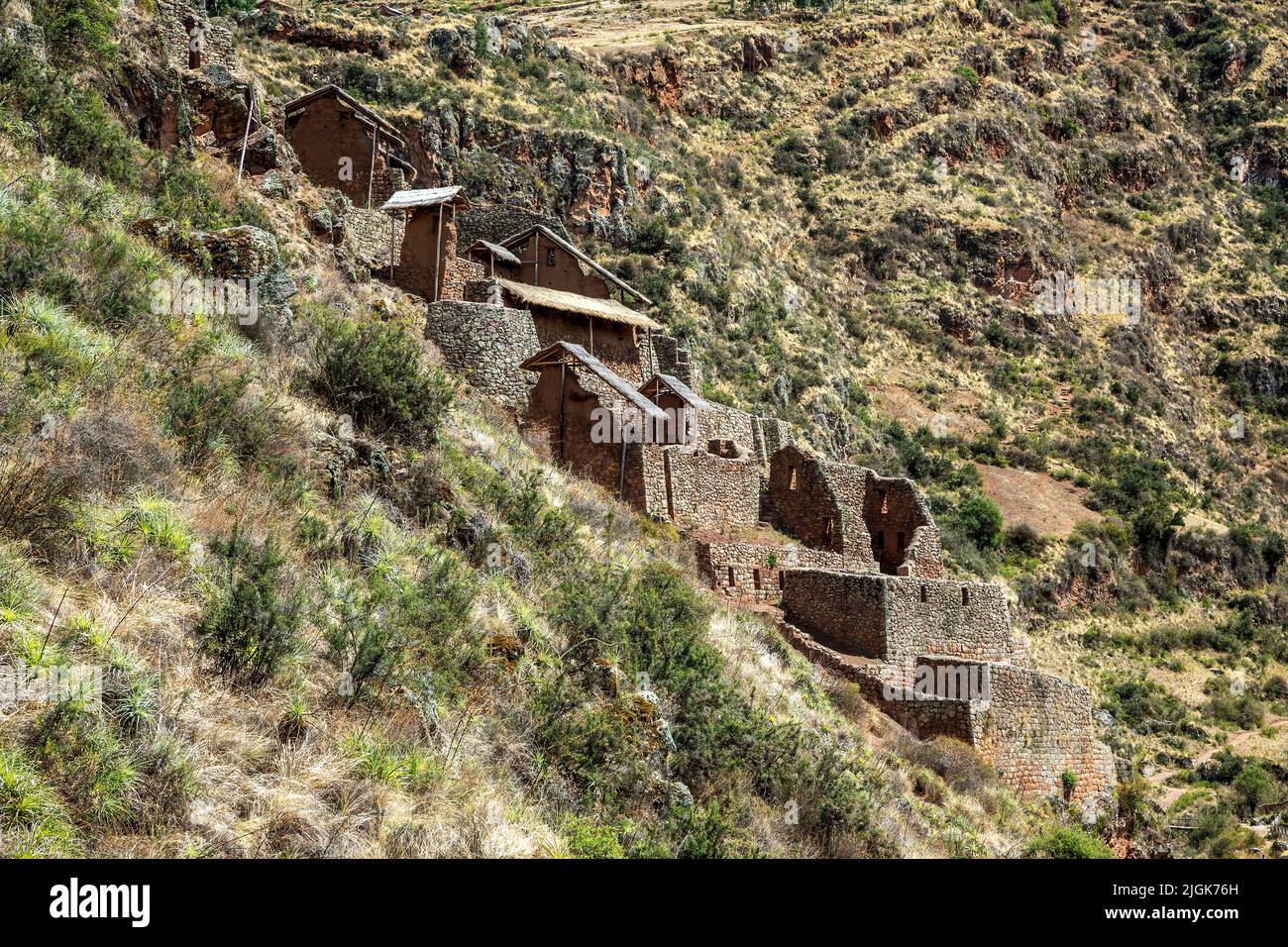 Edifici sul lato della scogliera, rovine Pisac Inca, Pisac, Cusco, Perù Foto Stock