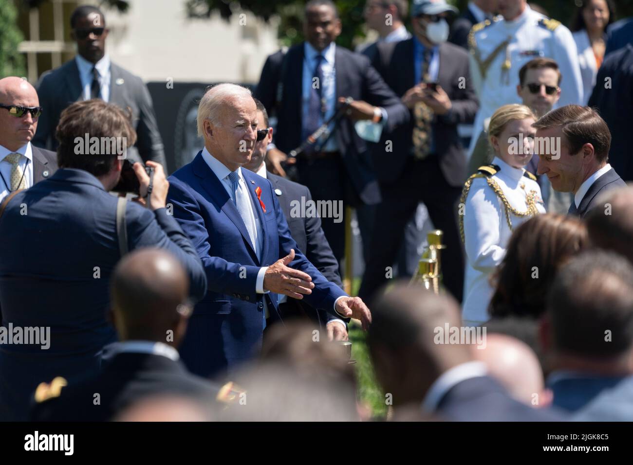 Il presidente degli Stati Uniti Joe Biden saluta i membri del Congresso dopo aver fatto osservazioni in occasione di un evento che segna il passaggio del Bipartisan Safer Communities Act alla Casa Bianca di Washington, DC, lunedì 11 luglio 2022. Credit: Chris Kleponis/CNP Foto Stock