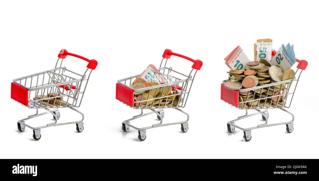 Tre carrelli per supermercati con importi crescenti di contanti in euro (monete e banconote) su sfondo bianco. Concetto di inflazione in Europa Foto Stock