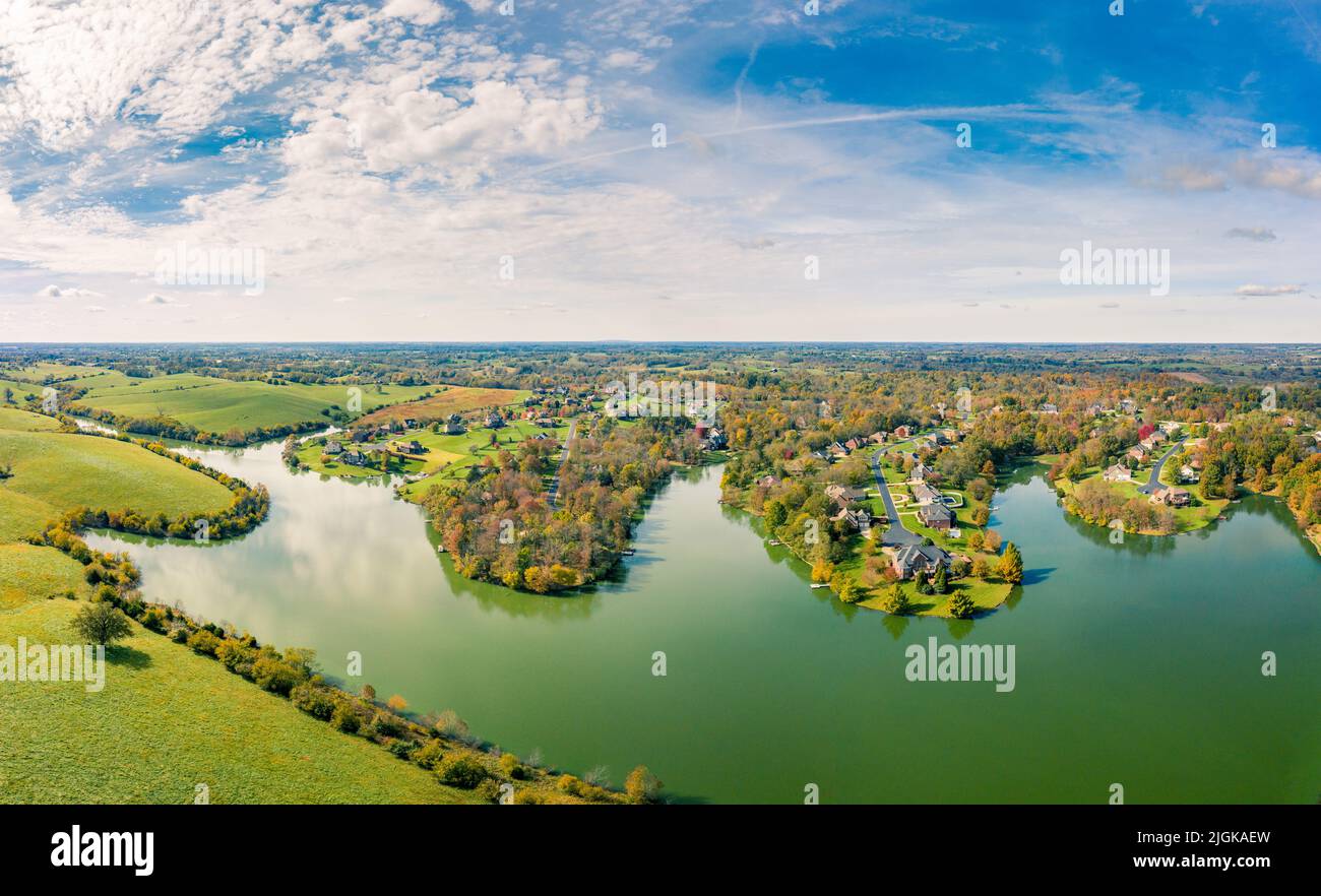 Riprese aeree di suddivisione residenziale da un lago nel Kentucky centrale in autunno Foto Stock