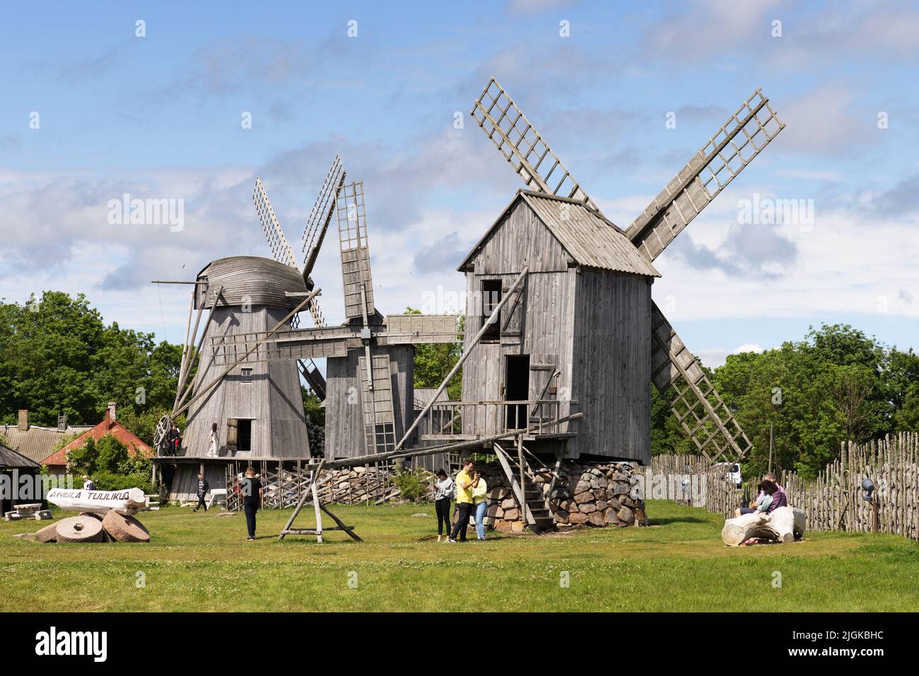 Estonia Viaggi; turisti che visitano i cinque mulini a vento di legno Angla, Angla monte mulino a vento, isola di Saaremaa, Saaremaa, Estonia Europa Foto Stock