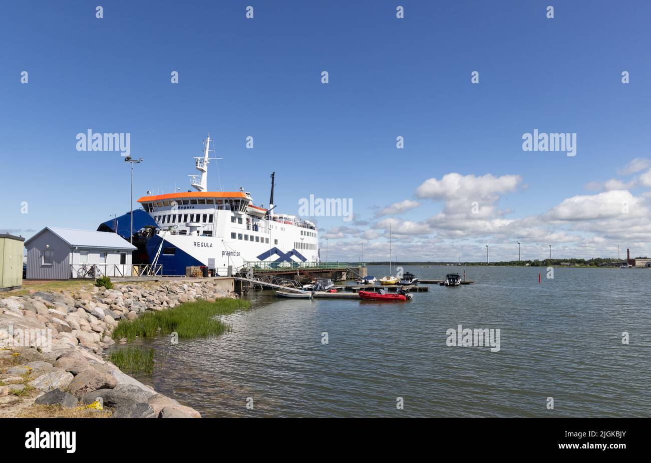 Traghetto Estonia; il traghetto che collega l'Estonia continentale all'isola di Saaremaa attraverso il Golfo di riga, caricando al porto di Virtsu, Estonia, Europa Foto Stock