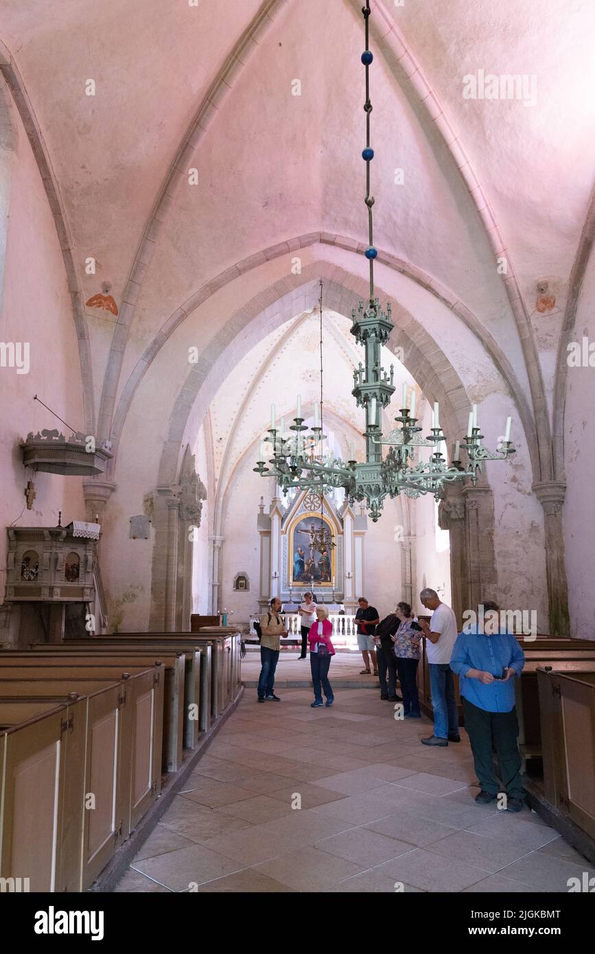 Estonia turisti; persone all'interno del 13th secolo medievale Karja Chiesa, una chiesa luterana sull'isola di Saaremaa, Estonia Europa Foto Stock