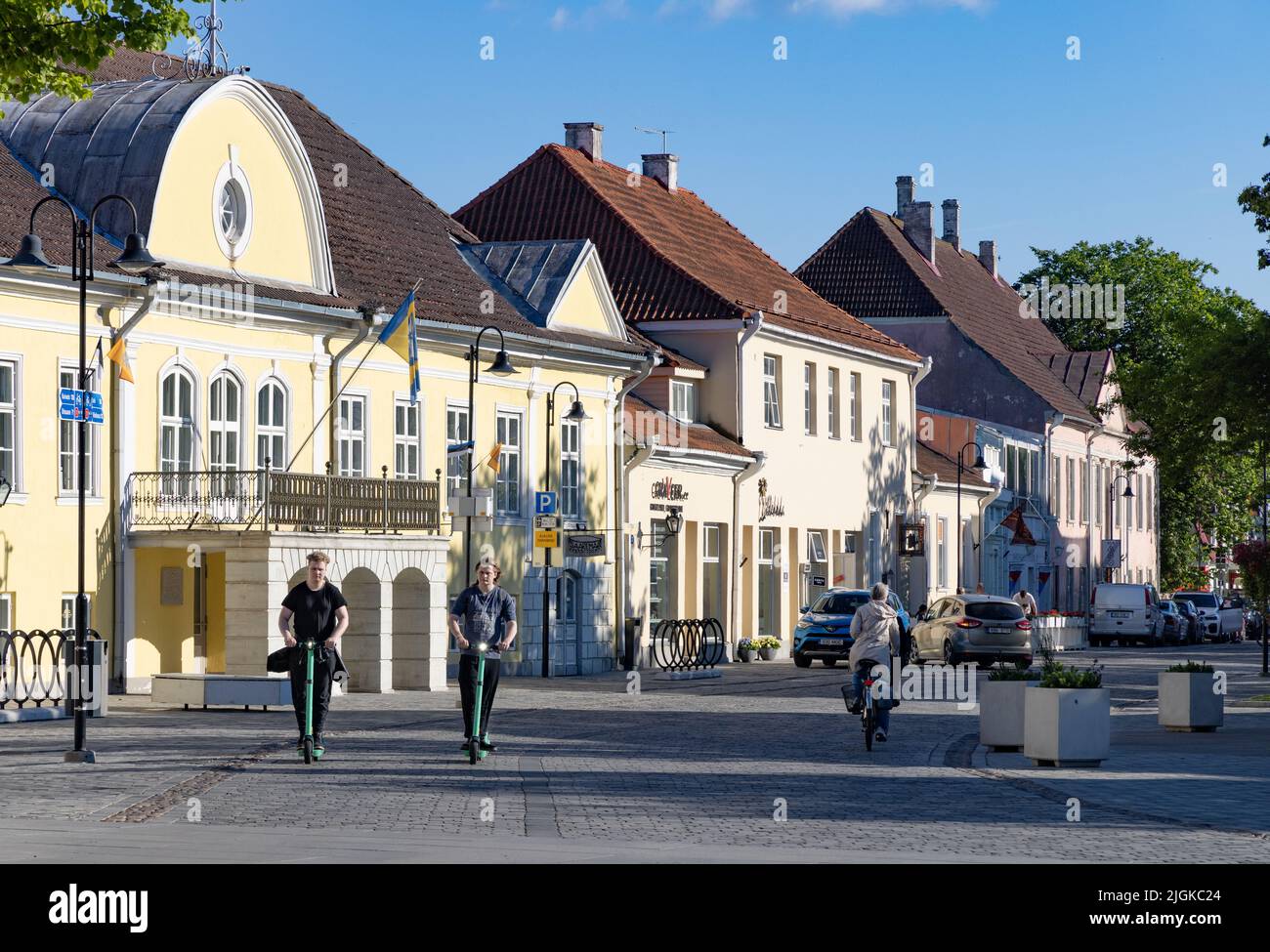 Kuressaare Estonia; scena di strada al mattino presto, con persone ed edifici, centro di Kuressaare, Kuressaare Saaremaa, Estonia Europa. Foto Stock