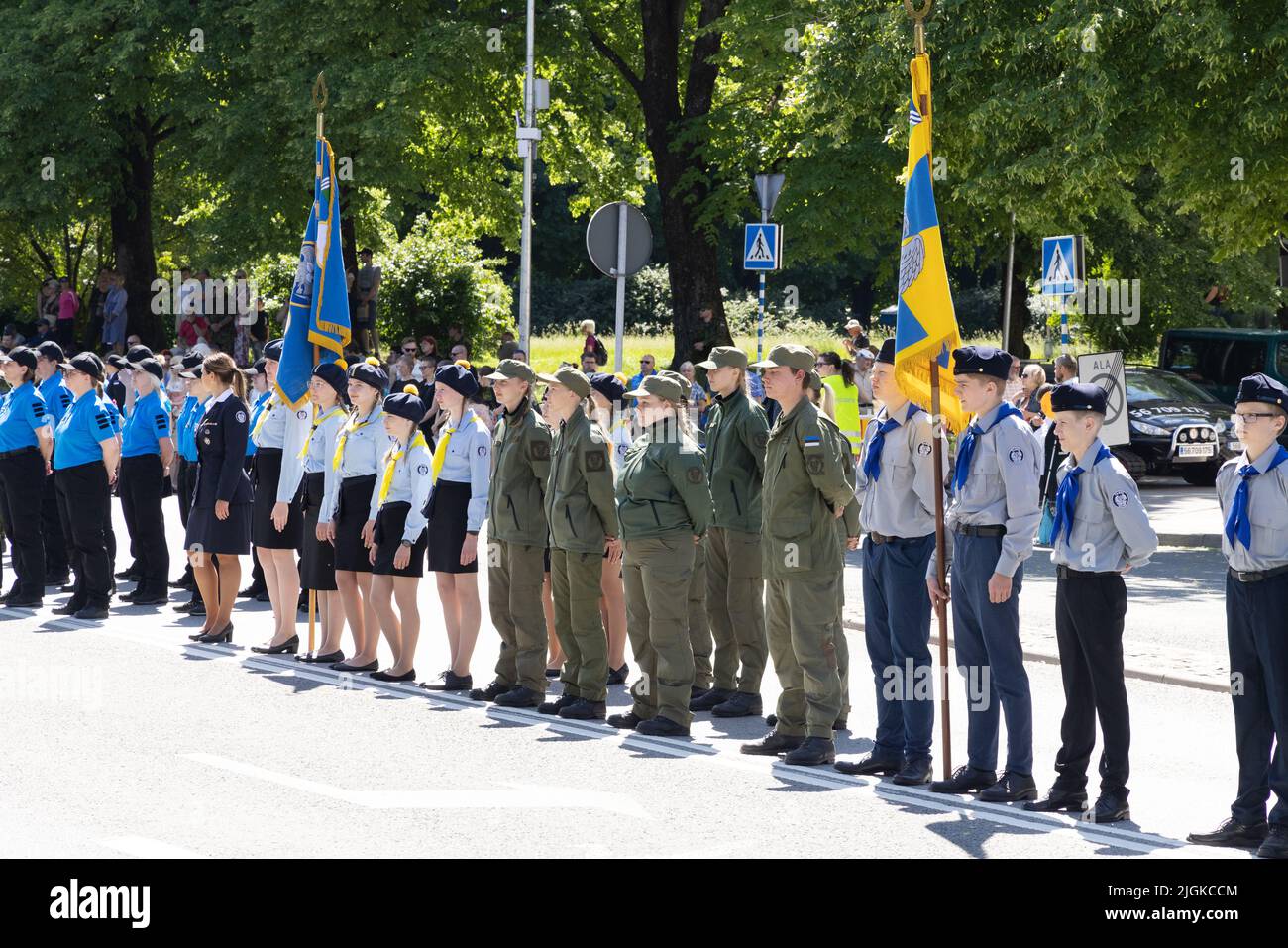 Soldati adolescenti; cadetti dell'esercito teenager nella Lega di difesa estone in parata il giorno della Vittoria; Tartu, Estonia Europa Foto Stock
