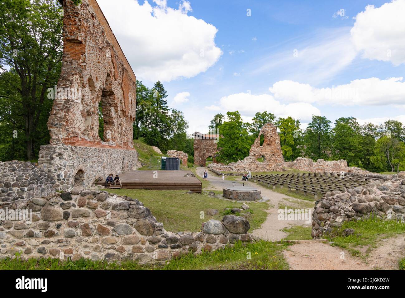 Turisti al Castello di Viljandi, un castello in rovina del 13th secolo ora un'attrazione turistica, Viljandi, Estonia Stati baltici, Europa Foto Stock