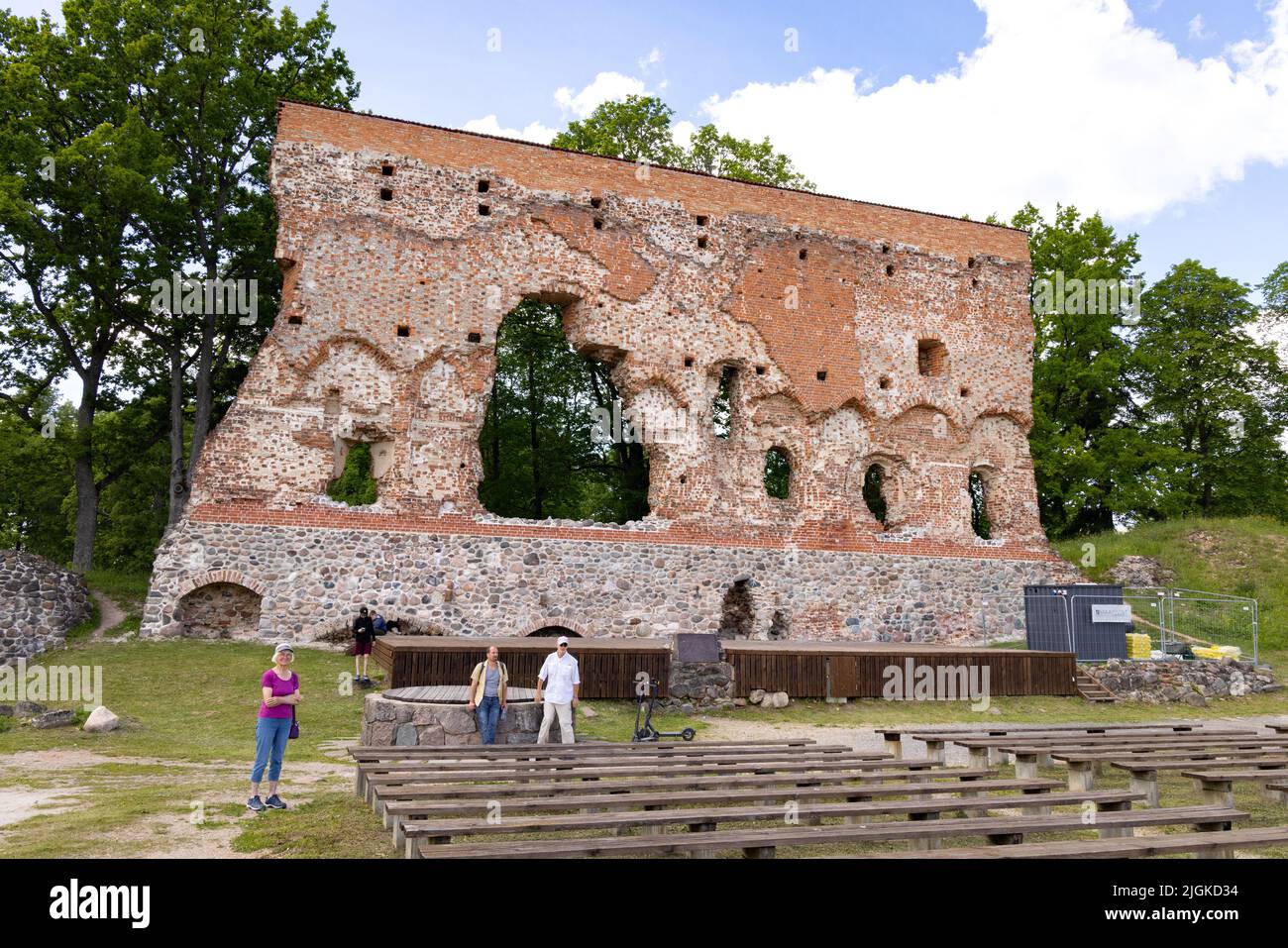 Turisti al Castello di Viljandi, le rovine di un castello del 13th secolo ora un'attrazione turistica, Viljandi, Estonia Stati baltici, Europa Foto Stock