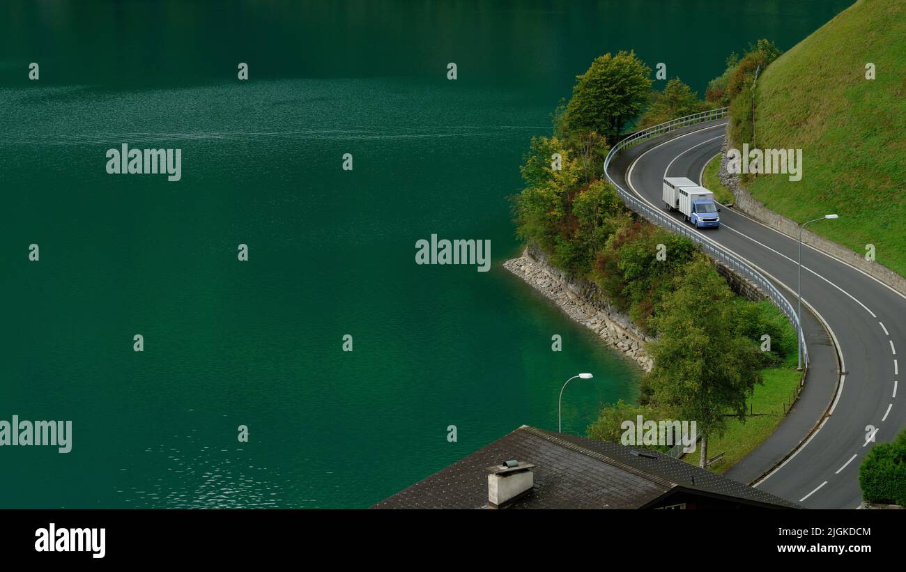 Autocarro per il trasporto di animali che guida su una strada tortuosa in Svizzera. Foto Stock
